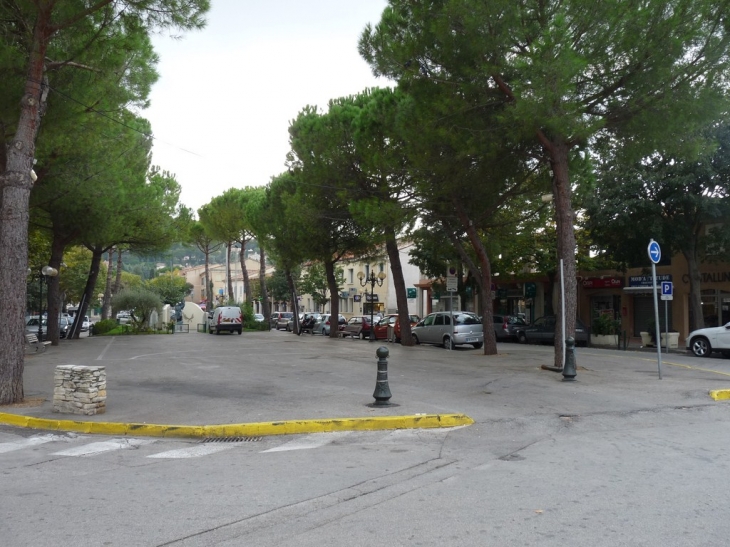 La place Ch De Gaulle - Le Beausset