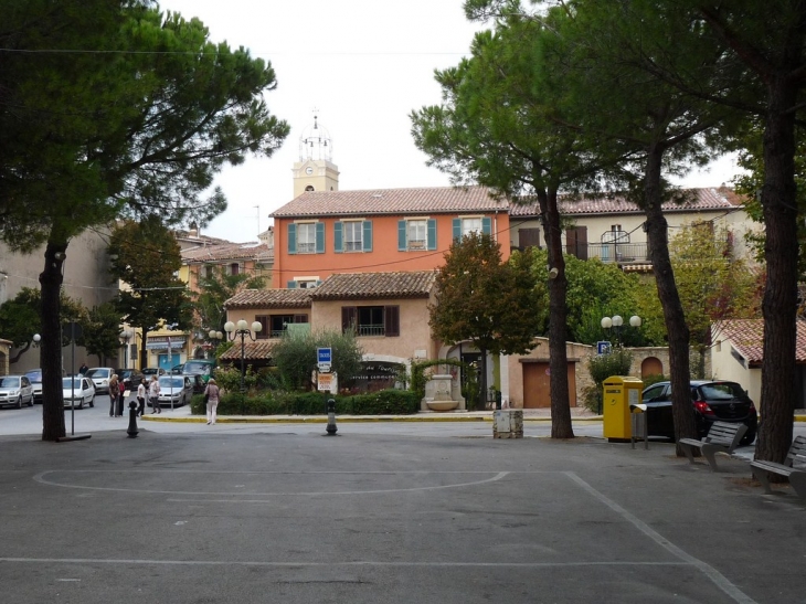 La place Ch De Gaulle - Le Beausset