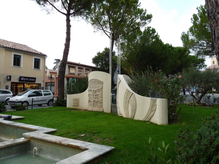 La place Ch De Gaulle - Le Beausset