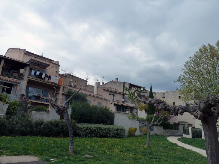 Les maisons derrière le centre - Le Beausset