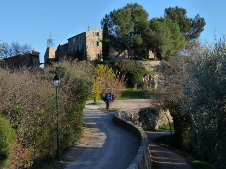 L'arrivée au vieux village - Le Cannet-des-Maures