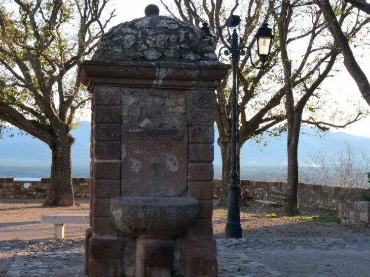 La fontaine sur la place du village - Le Cannet-des-Maures