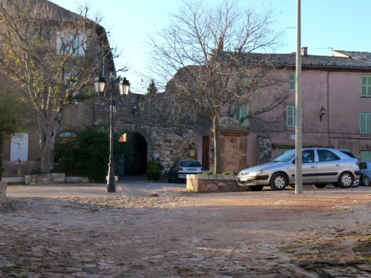 Sur la place du village - Le Cannet-des-Maures