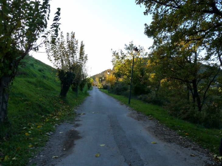 Route d'accès au village - Le Cannet-des-Maures