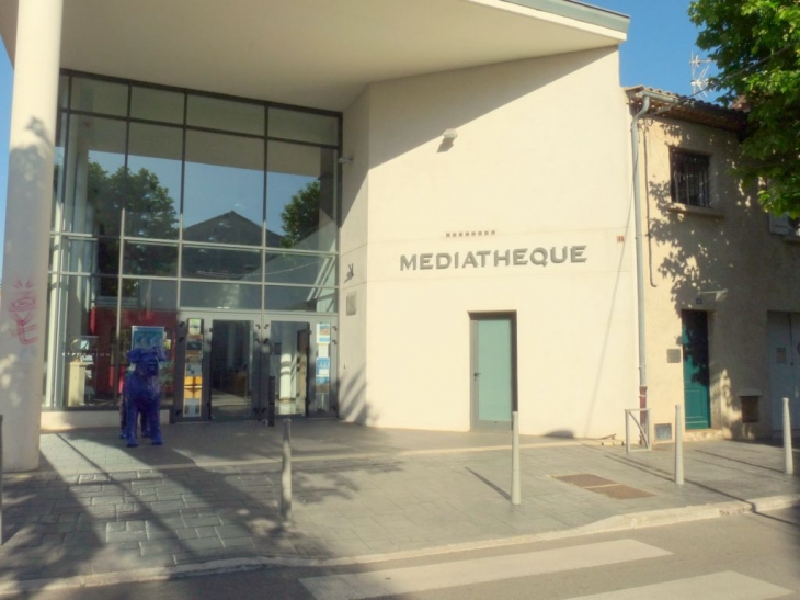 Dans le village, la médiathèque - Le Cannet-des-Maures