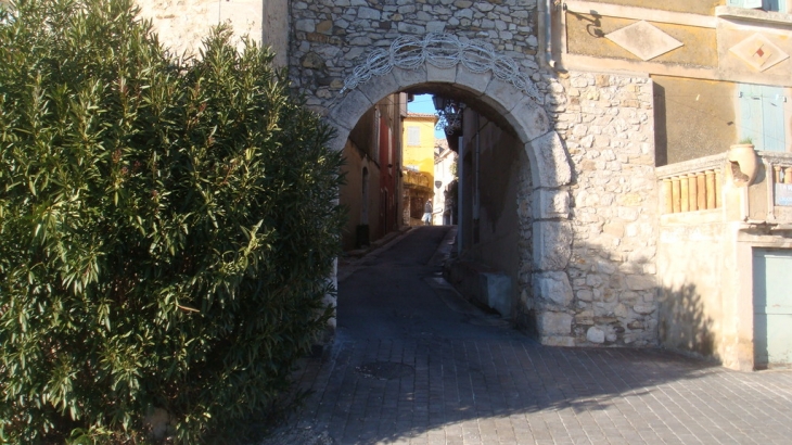 PORTE VOUTEE - Le Castellet