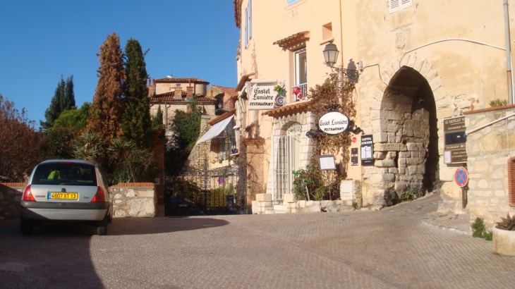 PORTE D'ENTREE DU VILLAGE - Le Castellet