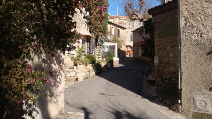 UNE RUE - Le Castellet