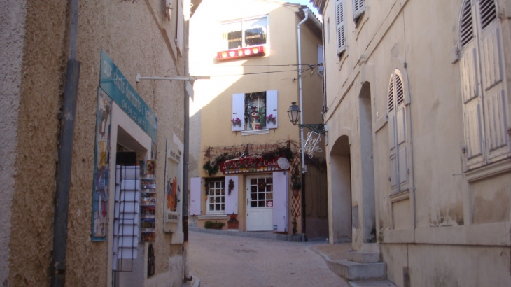 UNE RUE - Le Castellet