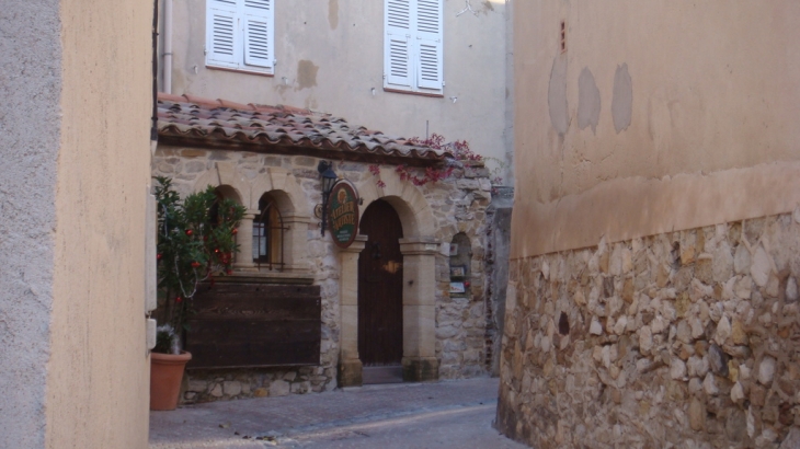 UNE RUE - Le Castellet