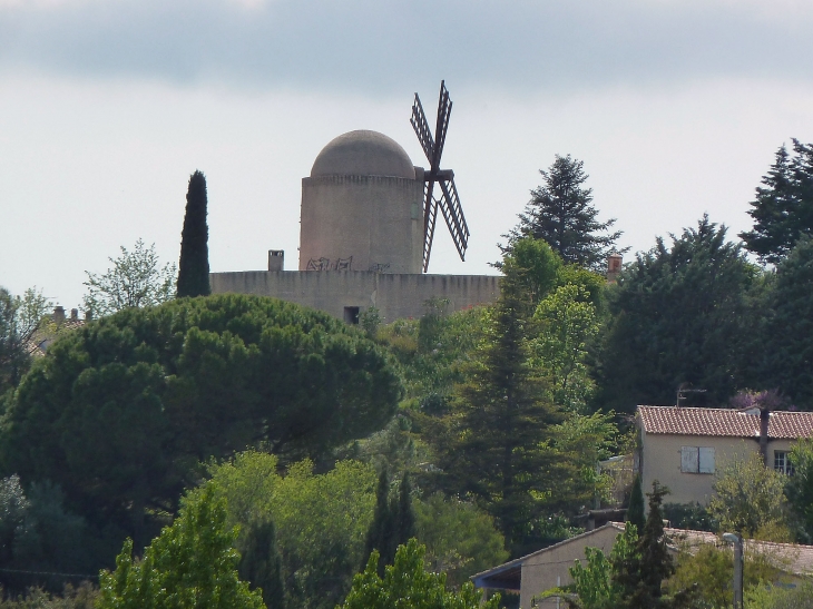 Vue sur le moulin - Le Castellet