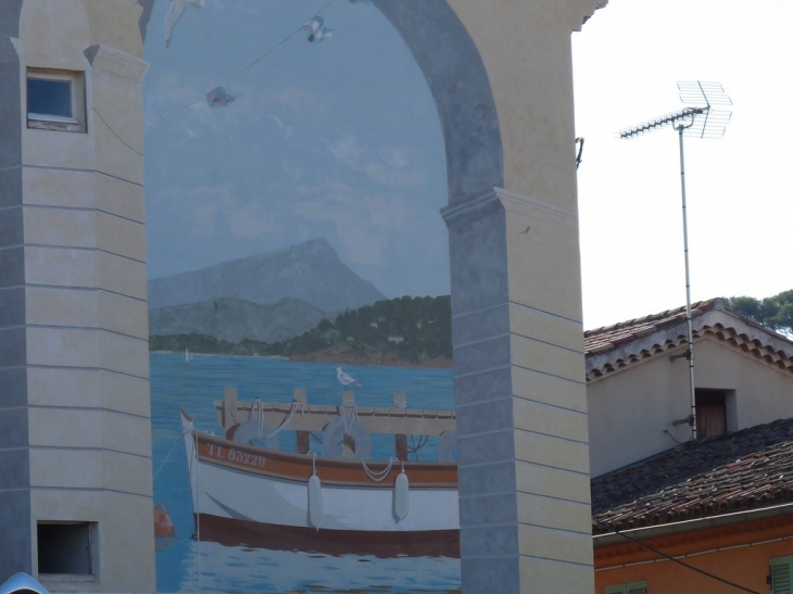 Sur une façade à l'entréede la ville en venant de Toulon - Le Pradet