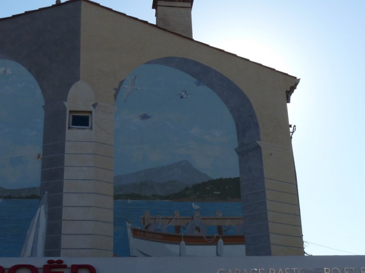 Sur une façade à l'entrée de la ville en venant de Toulon - Le Pradet
