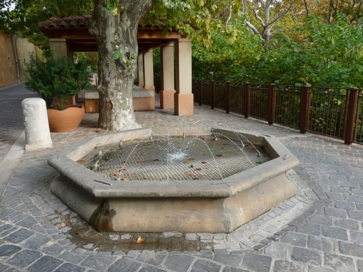 La fontaine du hameau - Le Revest-les-Eaux