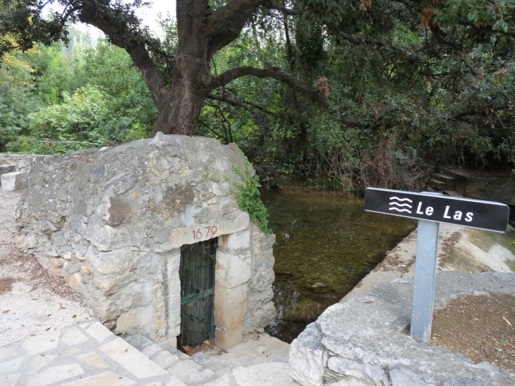 Dans le hameau - Le Revest-les-Eaux