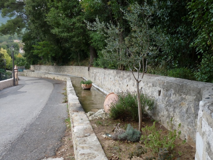 Dans le hameau - Le Revest-les-Eaux