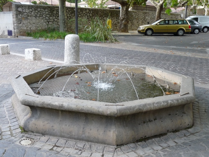 La fontaine du hameau - Le Revest-les-Eaux