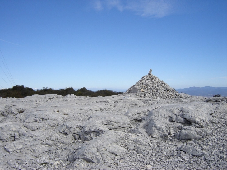 Au Grand Cap , la pyramide de Cassini - Le Revest-les-Eaux