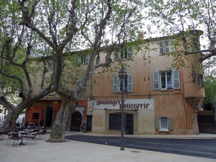 Commerces dans le château - Le Revest-les-Eaux