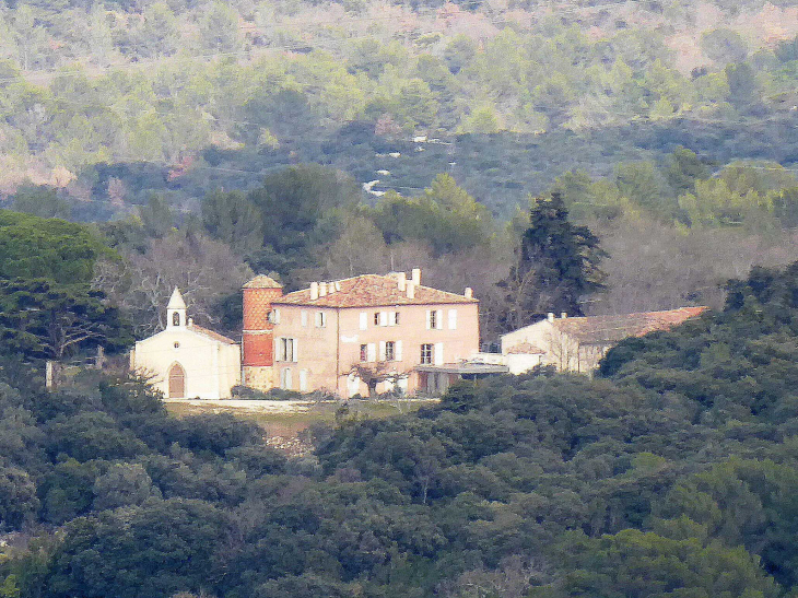 Vue sur le château de Tourris et sa chapelle - Le Revest-les-Eaux