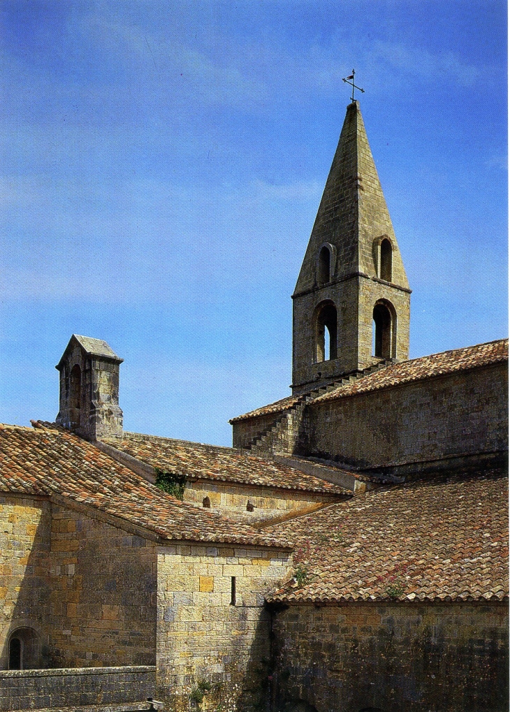 Abbaye du Thoronet du XII°. Travées de la Nef, côté Sud (carte postale de 1990) - Le Thoronet