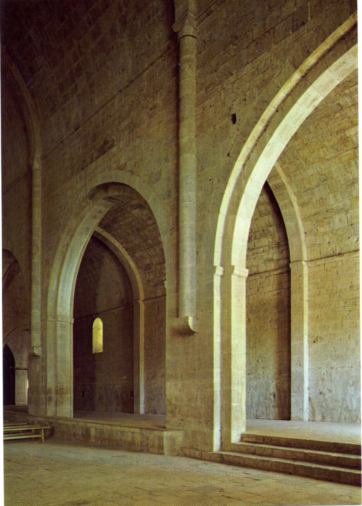 Abbaye du Thoronet du XII°. Travées de la Nef, côté Sud (carte postale de 1990) - Le Thoronet