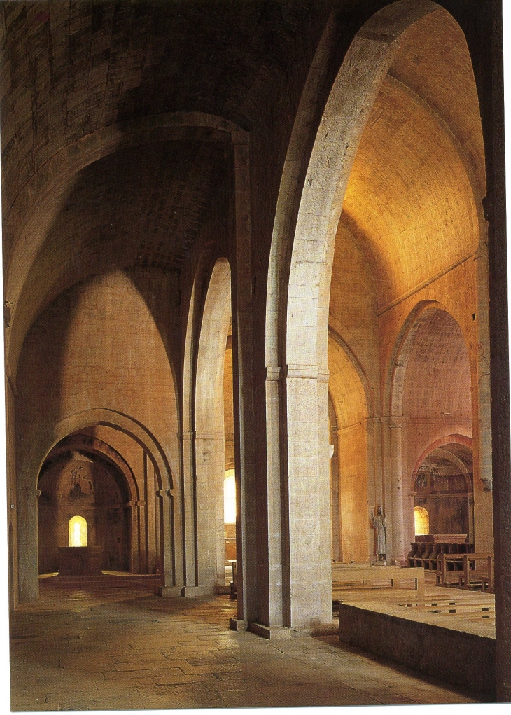 Abbaye du Thoronet du XII°. Travées de la Nef, côté Sud (carte postale de 1990) - Le Thoronet