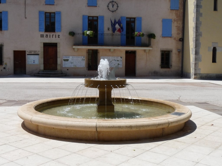 Sur la place de la mairie - Le Thoronet