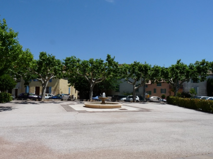 La fontaine de la place Sidi Carnot - Le Thoronet