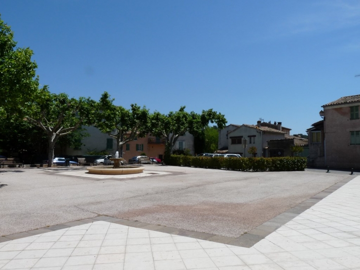 La fontaine de la place Sidi Carnot - Le Thoronet