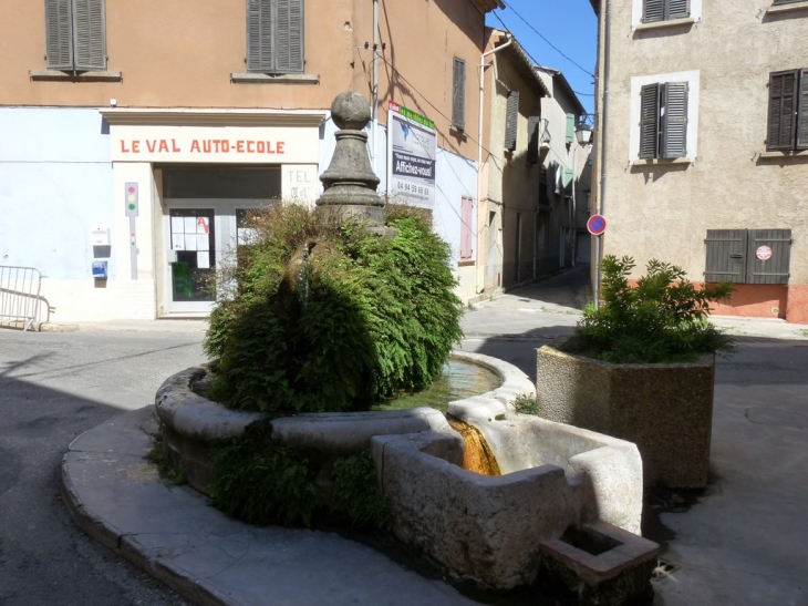 Dans le village - Le Val