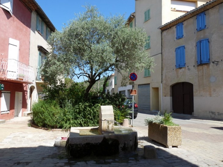 Place Nicoulau Saboly - Le Val