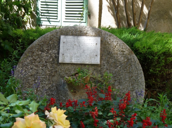 Place des martyrs - Le Val