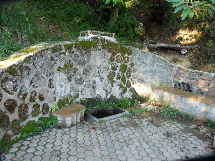 Fontaine en haut  de la Rue du plus haut chateau - Les Mayons