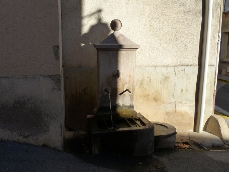 La fontaine de la rue Paul Maurel - Les Mayons