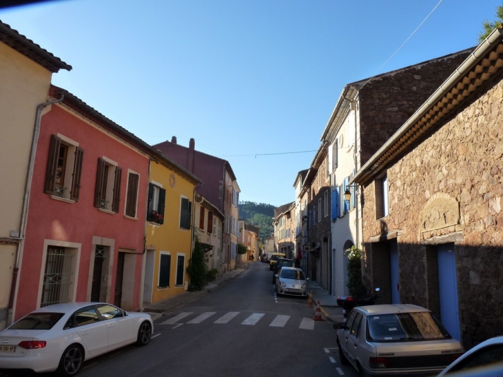 La rue principale du village - Les Mayons