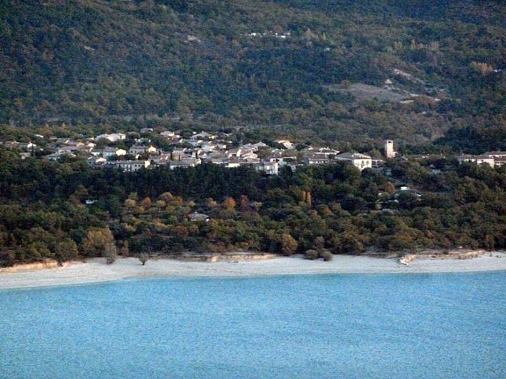 Le village vu de l'autre rive du lac de Sainte Croix - Les Salles-sur-Verdon