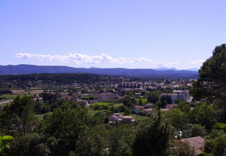 Lorgues, vue sur le centre historique du village et sur  la Collégiale Saint Martin