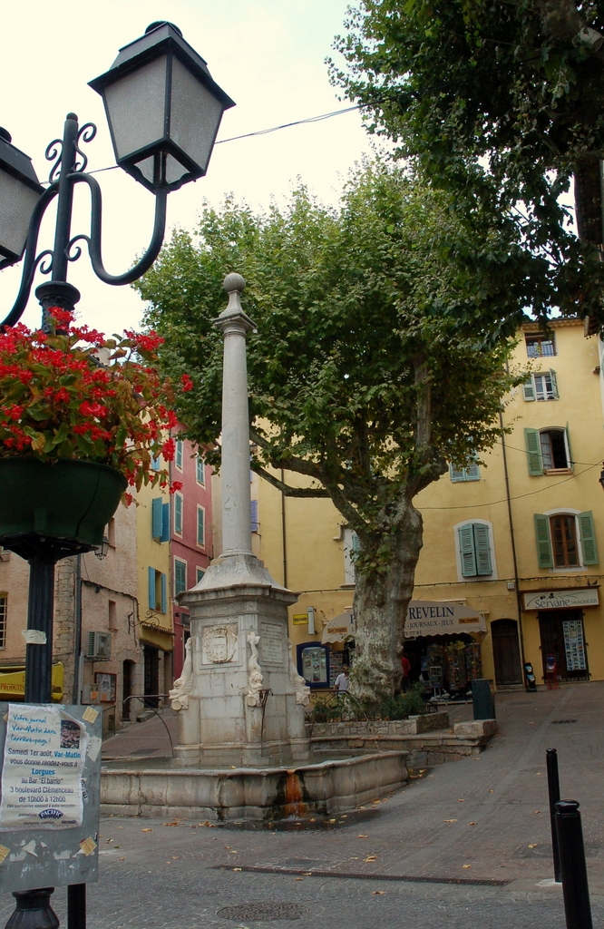 Place et Fontaine - Lorgues