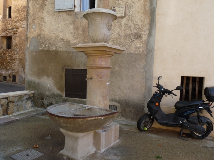 La fontaine de la porte du Tron - Lorgues