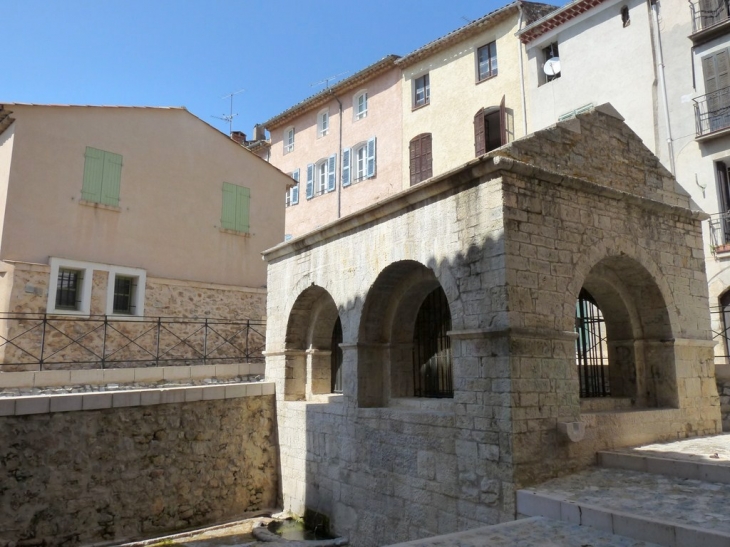 La fontaine couverte - Lorgues