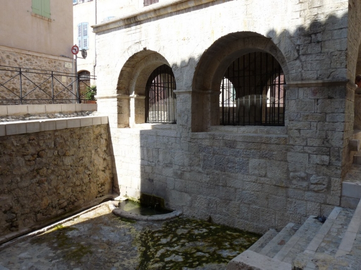 La fontaine couverte - Lorgues