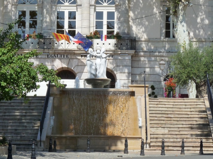 La fontaine devant l'hotel de ville - Lorgues