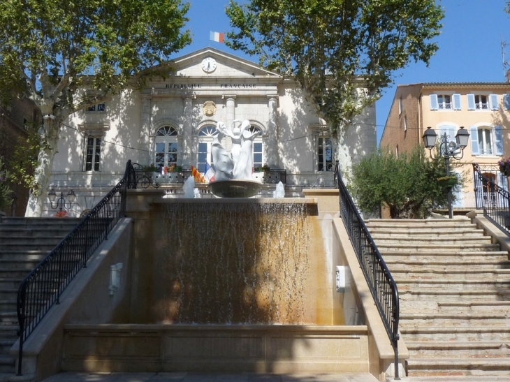 La fontaine devant l'hotel de ville - Lorgues