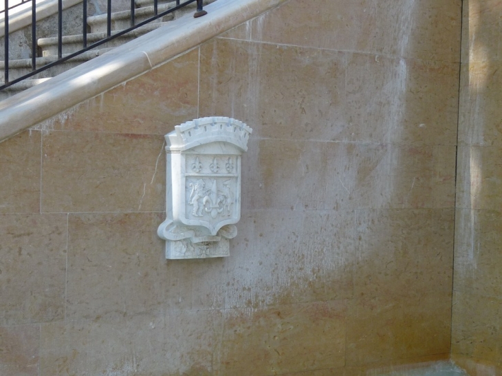 La fontaine devant l'hotel de ville - Lorgues