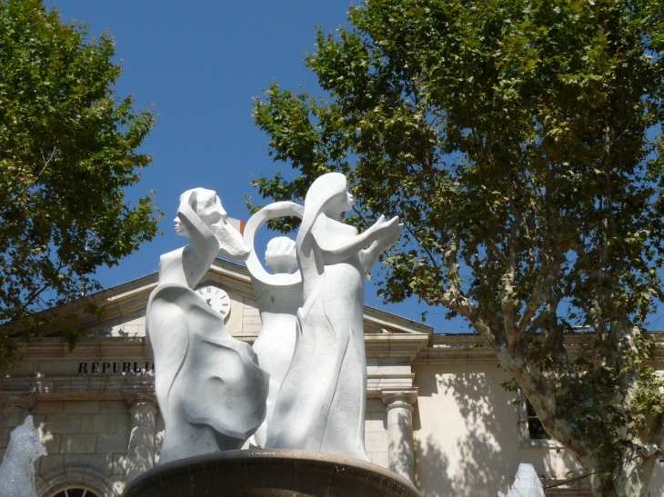 La fontaine devant l'hotel de ville - Lorgues