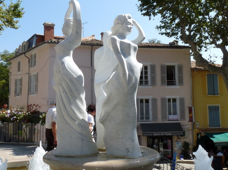 La fontaine devant l'hotel de ville - Lorgues