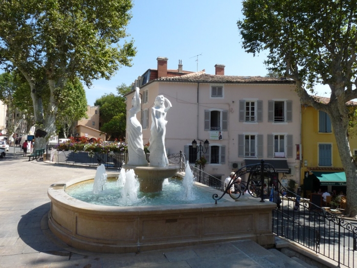 La fontaine devant l'hotel de ville - Lorgues