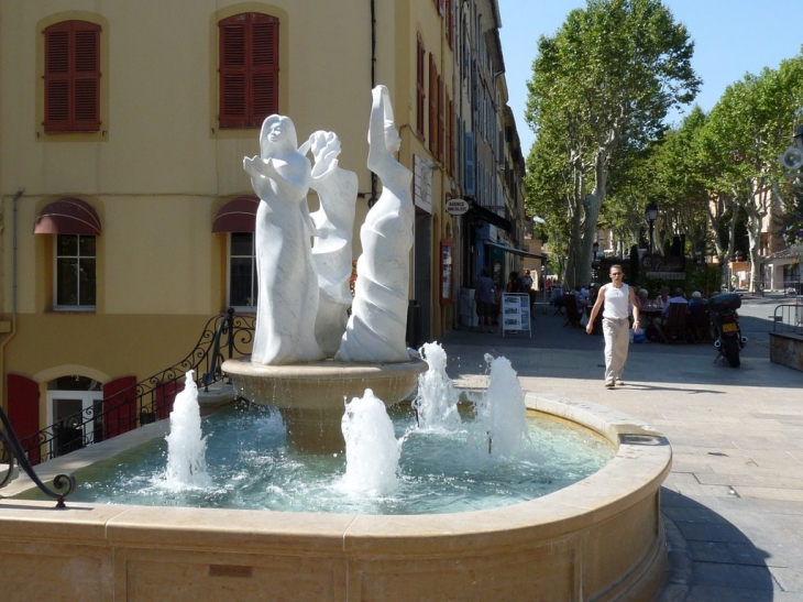 La fontaine devant l'hotel de ville - Lorgues