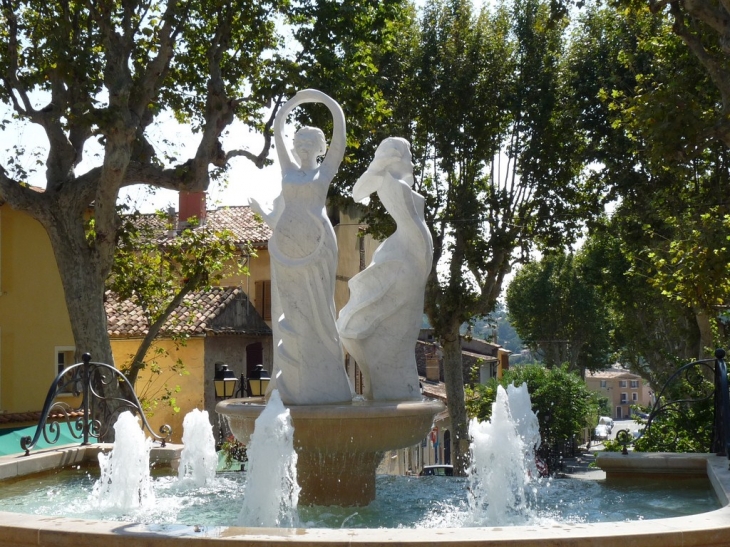 La fontaine devant l'hotel de ville - Lorgues